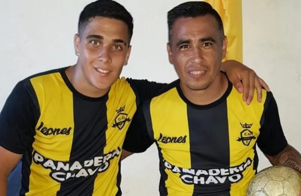 Carlos Zelarayán y su hijo Tomás con la camiseta de Leones de Saldán donde también juega Marcos, el otro hermano.