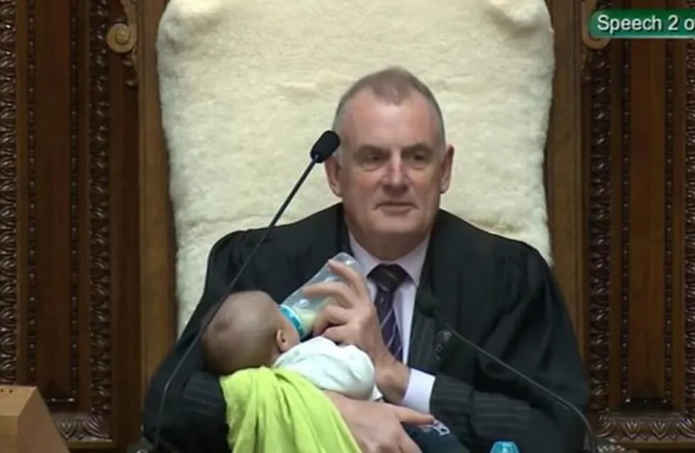 Trevor Mallard, presidente del Parlamento de Nueva Zelanda, alimenta al bebé de un diputado