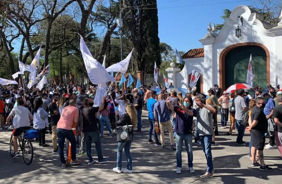 Manifestantes llegan a la Residencia de Olivos para apoyar al Presidente