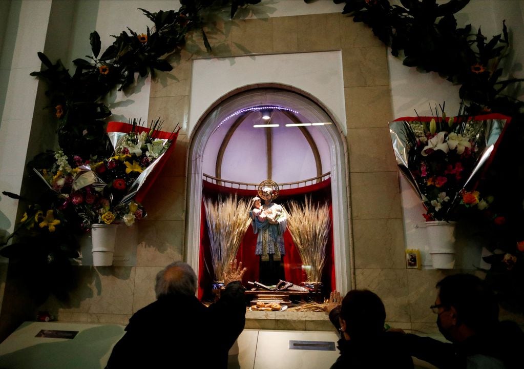 Miles de fieles se acercan a Liniers para agredecer y pedir al santo.