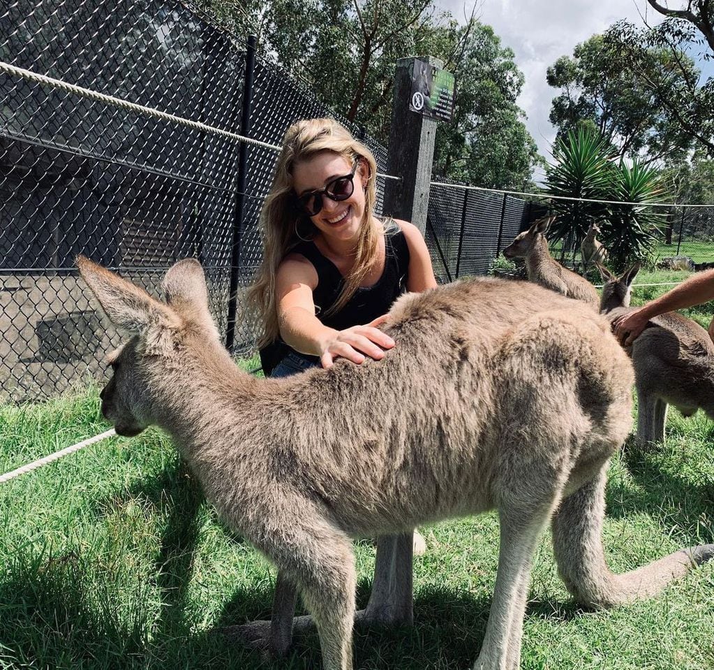Clara Ceschín entre canguros en Australia. 
