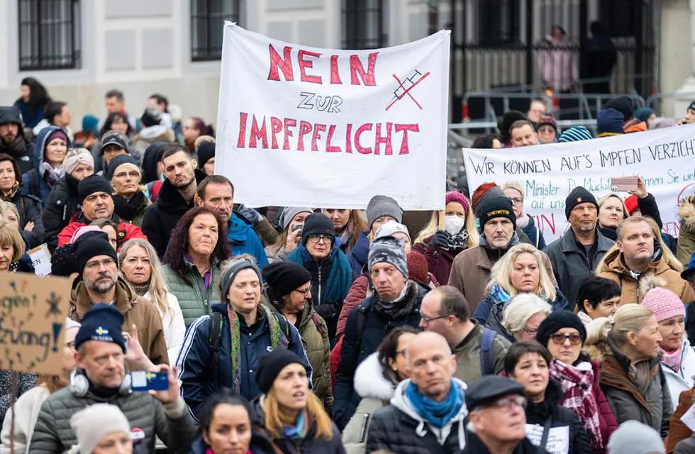 Un manifestante sostiene un cartel que dice "No a la vacunación obligatoria" durante una protesta contra la vacunación en Ballhausplatz en Viena, Austria. Foto Los Andes.