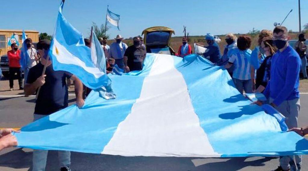 Portaban banderas argentinas y cantaron el himno (Infotec)