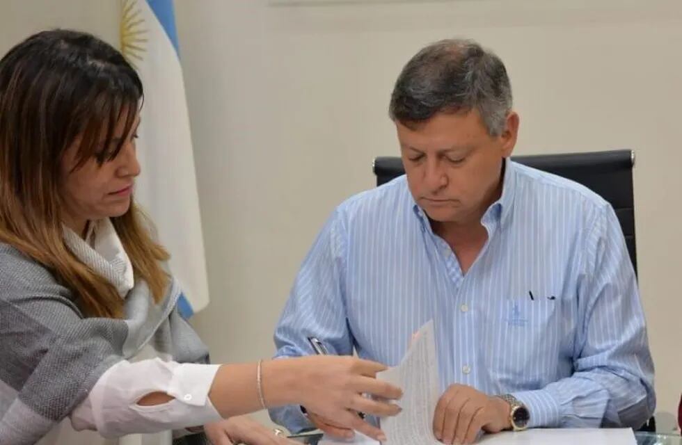 El gobernador chaqueño en el momento de firmar el proyecto de ley. (Prensa Gobierno)