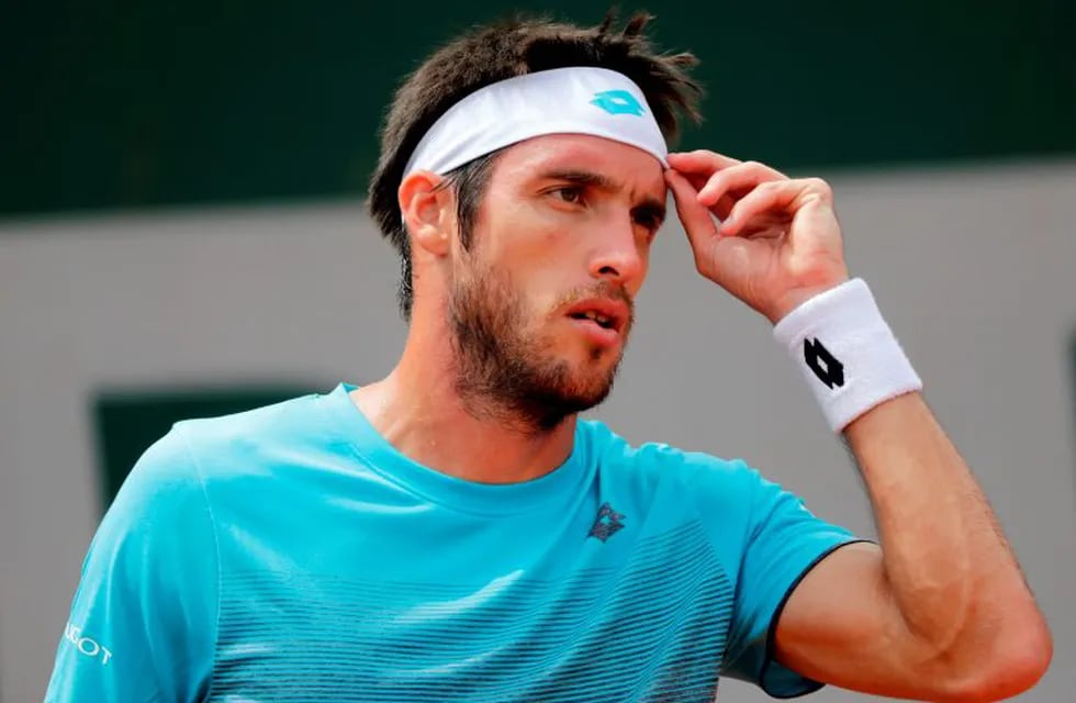 Argentina's Leonardo Mayer reacts after a point against France's Julien Benneteau during their men's singles first round match on day four of The Roland Garros 2018 French Open tennis tournament in Paris on May 30, 2018. / AFP PHOTO / Thomas SAMSON