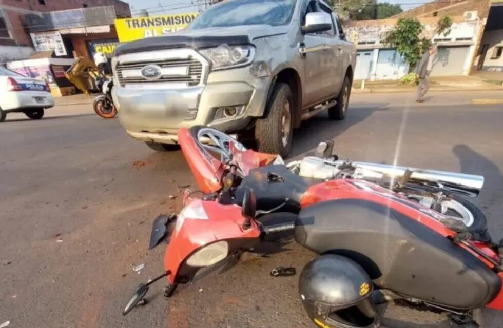 Accidente vial en Posadas dejó a un motociclista herido.