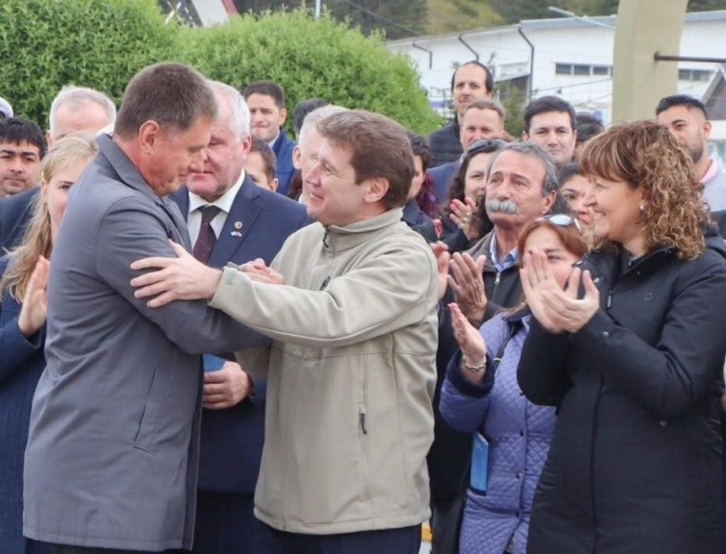 El gobernador y el embajador estrecharon sus manos en símbolo de hermandad Ruso-Argentina