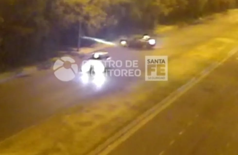 Picada frente al Scalabrini Ortíz terminó con un auto impactando sobre una columna. (Captura de pantalla)
