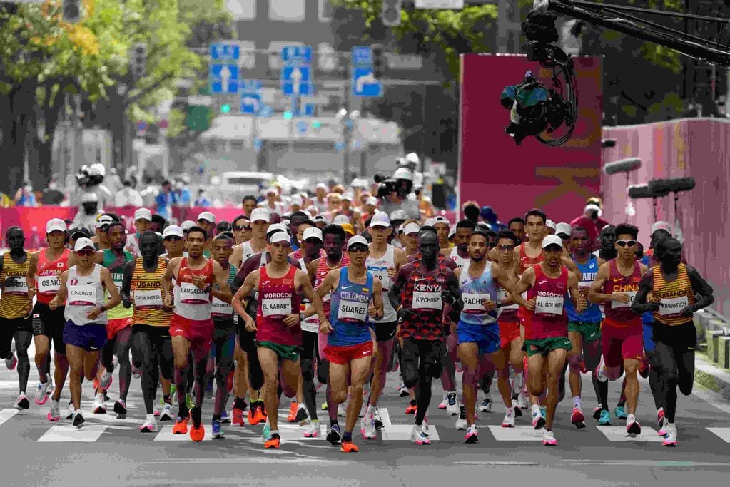 Con la maratón olímpica comienzan a cerrarse los Juegos Olímpicos de Tokio. (AP)