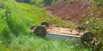 San Vicente: automóvil despistó y quedó invertido sobre una alcantarilla