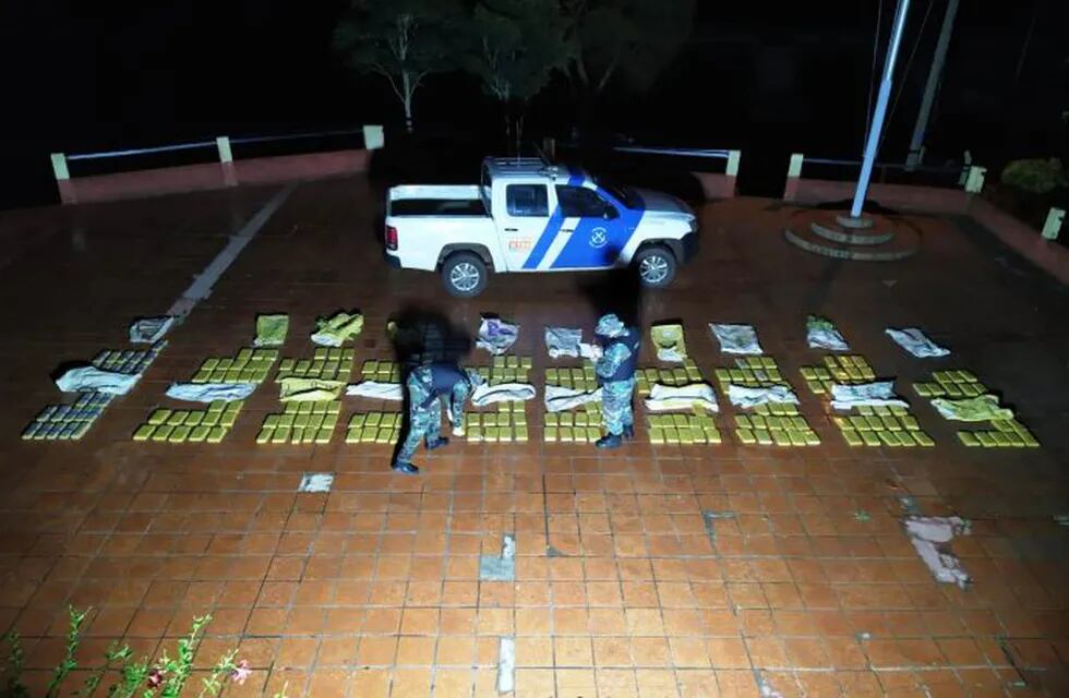 Efectivos de Prefectura Naval Argentina secuestraron más de 200 kilogramos de marihuana en Santa Ana.