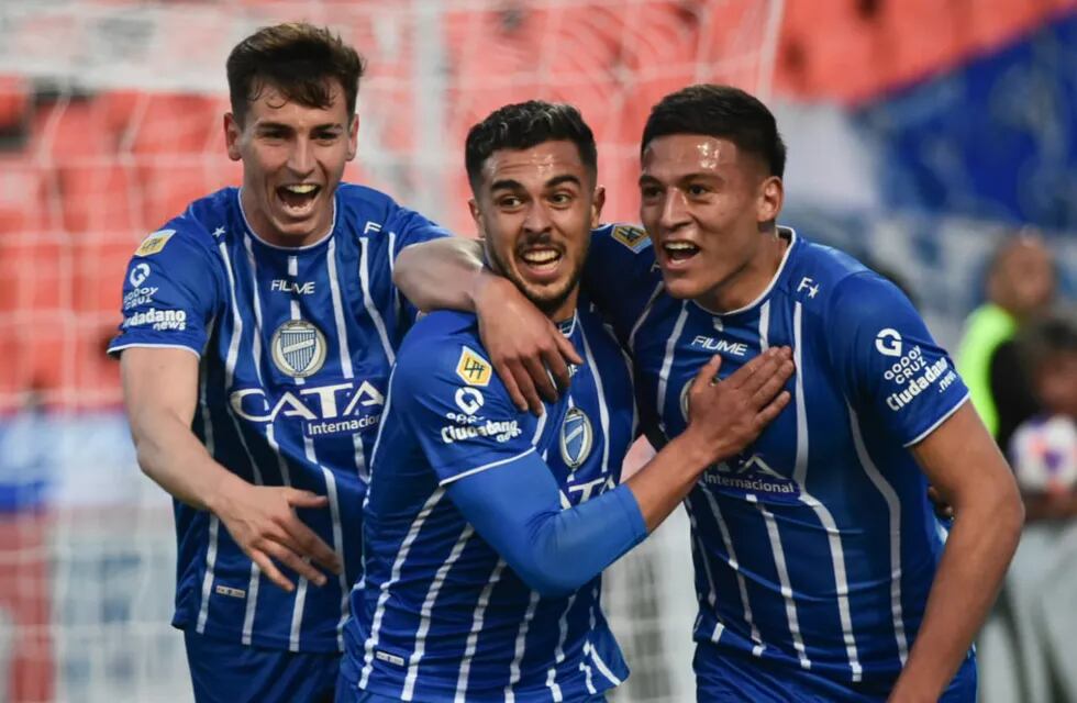 Martín Ojeda festeja el primer gol del partido entre Godoy Cruz y Arsenal / Mariana Villa.