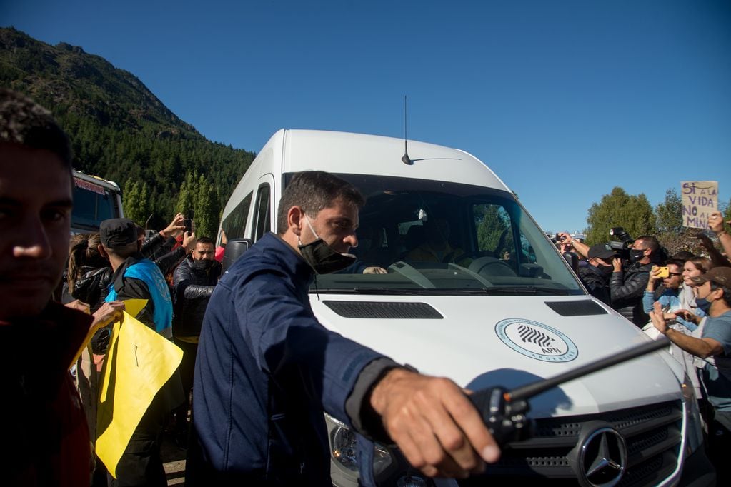 Agresiones a la camioneta que trasladaba al presidente Alberto Fernández en su visita a Lago Puelo (Clarín).