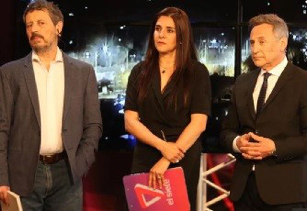 Andrés Gabrielli -a la izquierda- junto a los dos periodista que lo acompañaron en la conducción del debate.