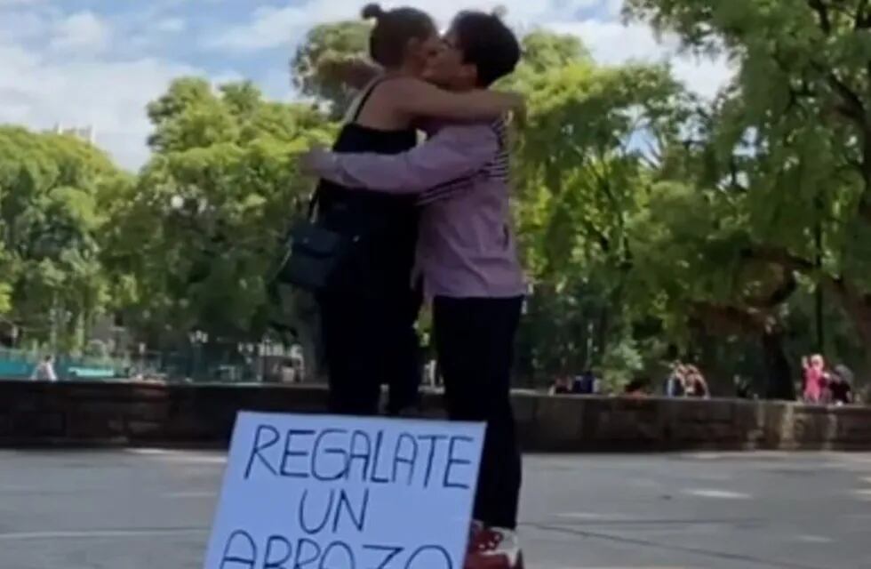 Mauricio Trech, muestra en un video cómo se transformó, en días nuestra forma de vivir: de una abrazo, a estar en cuarentena.