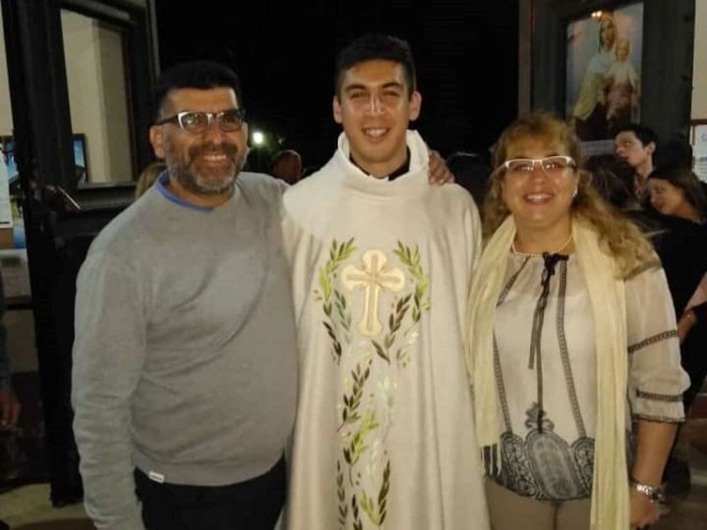 Fabián junto a su mamá Claudia y su papá Marcelo Tula