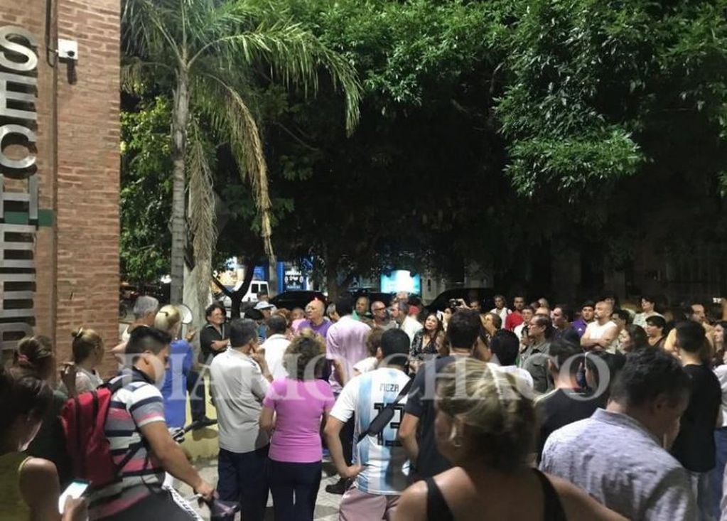 Usuarios se manifestaron frente a la sede de SECHEEP en Resistencia. (Foto: Diario Chaco)