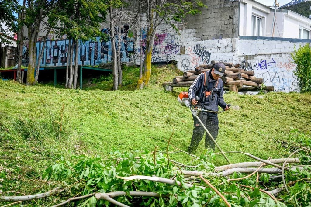 Ushuaia: realizaron jornada de limpieza en el barrio Bella Vista y los Alakalufes