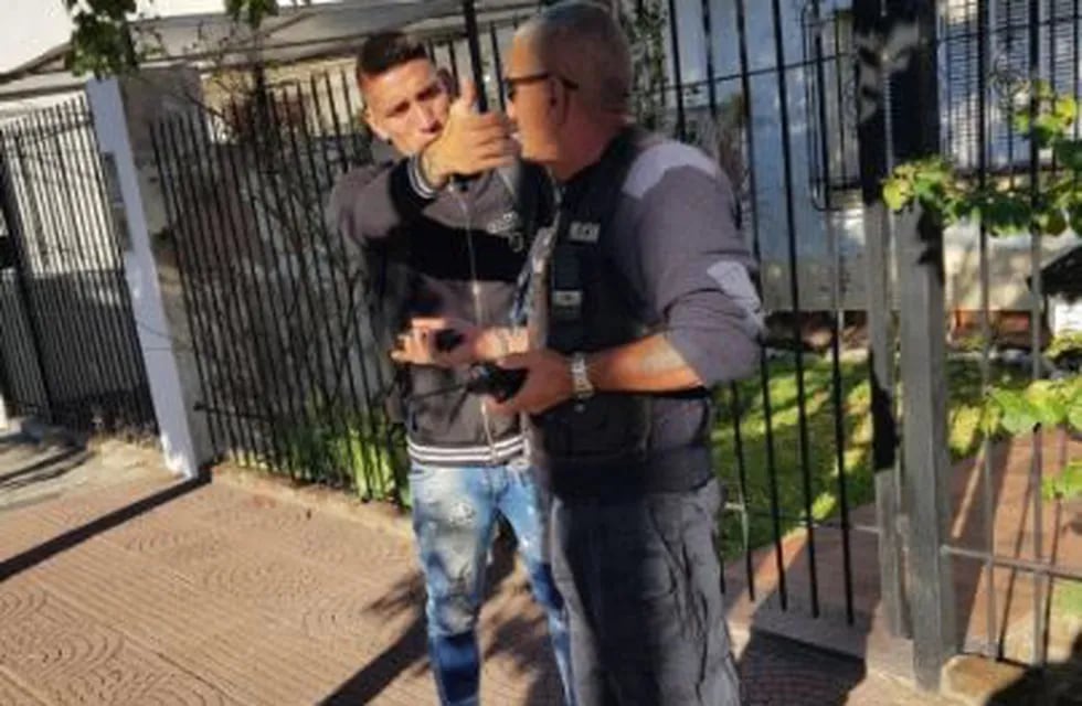 Ricardo Centurión dialoga con un agente policial tras pasar un semáforo en rojo y negarse a un control de alcoholemia.
