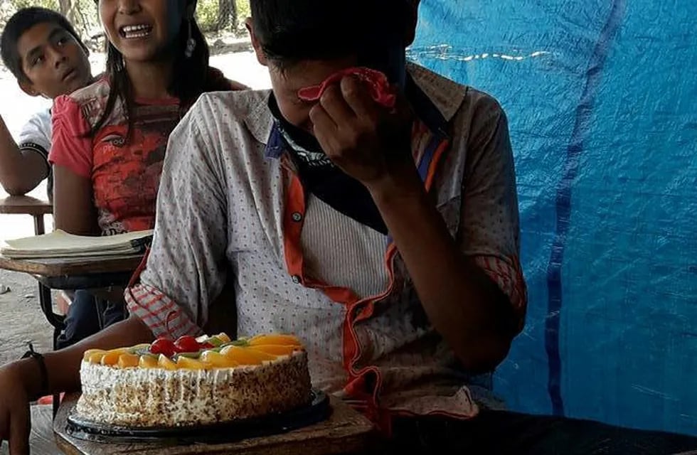 La emoción de un nene al recibir una torta de cumpleaños por primera vez