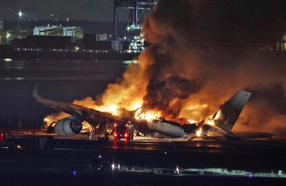 Avión prendido fuego en el aeropuerto de Haneda (Tokio) en Japón. Foto: AP