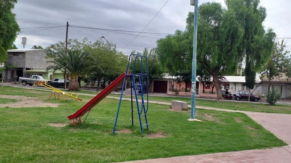 Anoche en la plaza del barrio Los Toneles de Godoy Cruz una nena de 12 años que jugaba en el predio resultó herida por un tiro en una pierna. Gentileza
