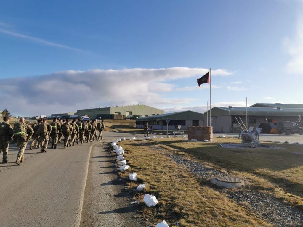 Regreso al cuartel después de un entrenamiento y marcha por la geografía de Malvinas.