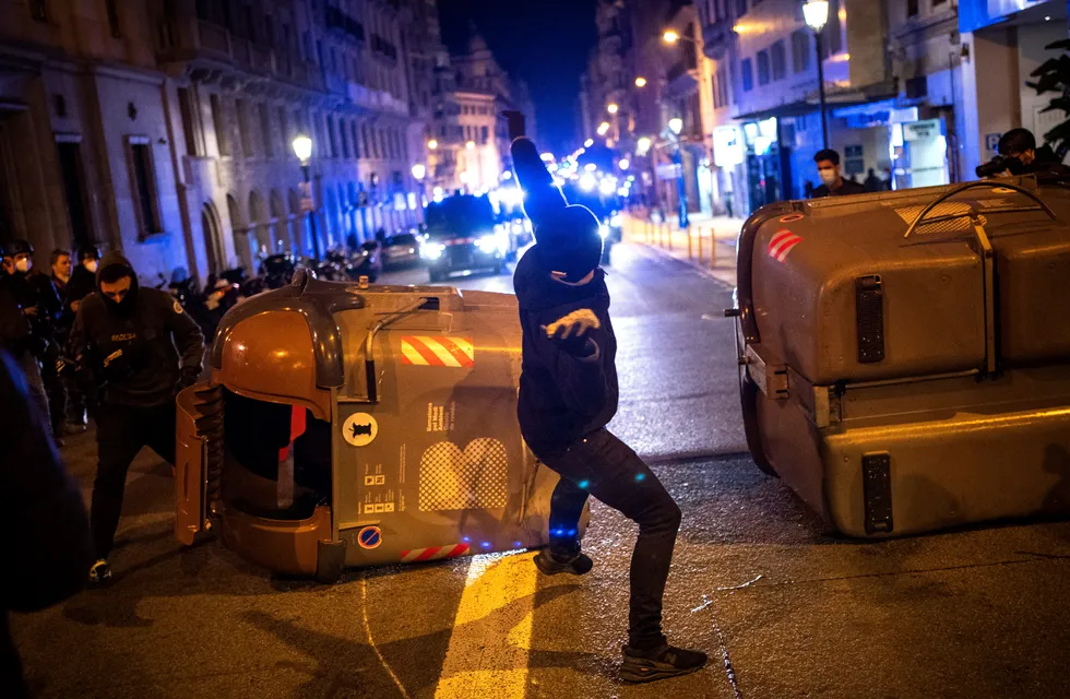 Disturbios en España durante nuevas manifestaciones por detención de un rapero acusado de insultar a la corona (AP Photo/Emilio Morenatti)