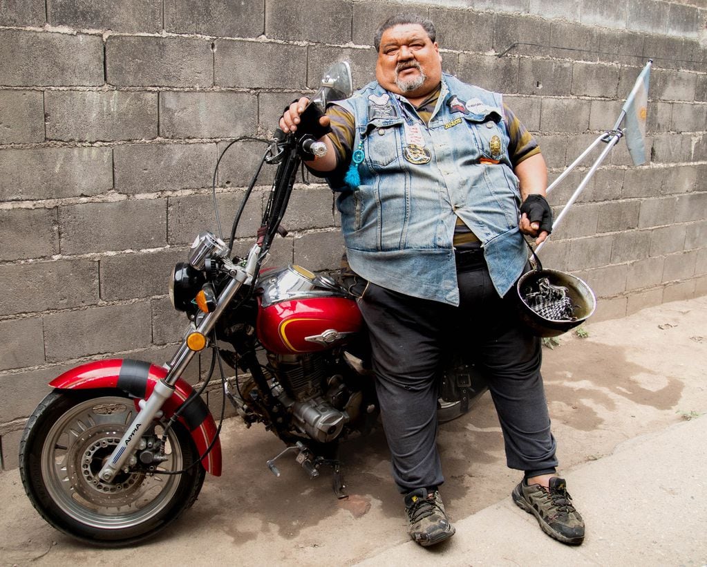 Cartonero y motoquero en Arroyito, la historia del Tucu