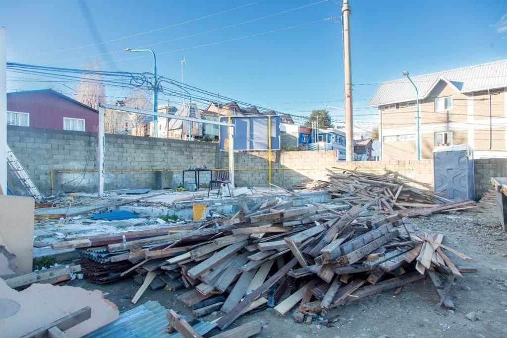 Obras: comenzó la demolición de una parte de las oficinas de Defensa Civil