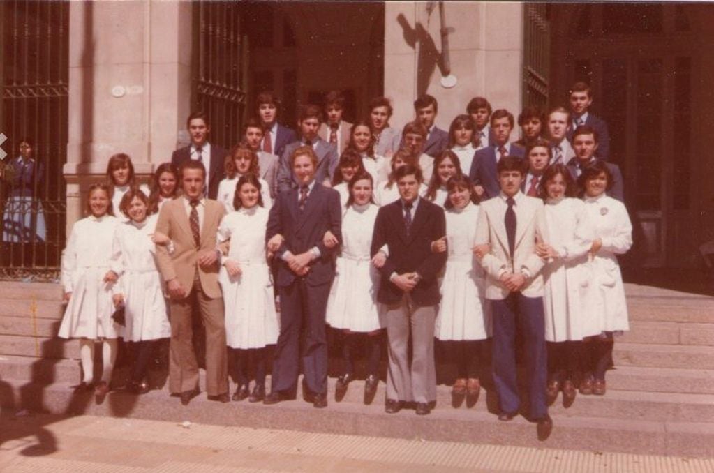 La misma foto en la puerta de la Escuela normal, en 1979. (Foto: Marcelo Leani)