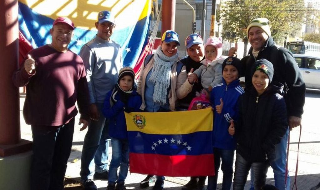 La familia Mendoza Rojas, exhibiendo su orgullo de ser venezolanos, en Jujuy.