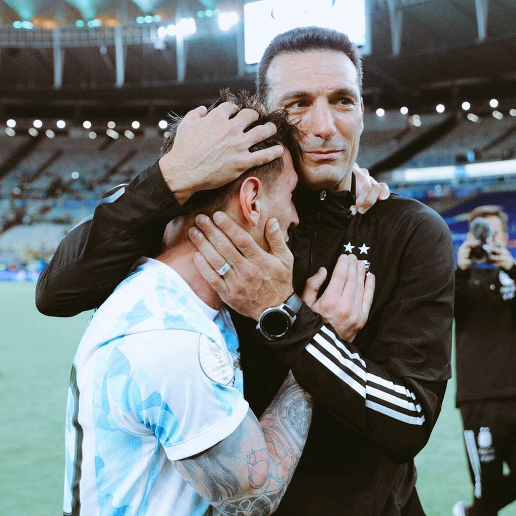 El abrazo entre Messi y Scaloni tras ganar la Copa América.