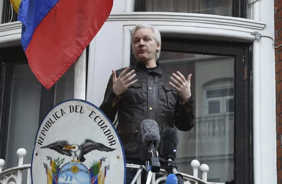 El fundador de WikiLeaks, Julian Assange en el balcón de la embajada ecuatoriana en Londres, Reino Unido. (EFE)