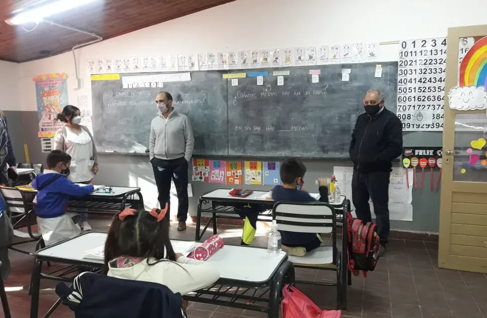 El Director General de Escuelas visitó algunos colegios del departamento de Junín. (Foto: Gentileza / Prensa Gobierno de Mendoza)