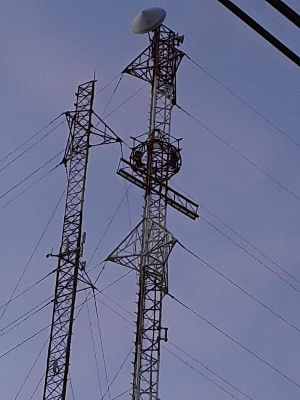 Vecinos suben a una antena de telecomunicaciones para reclamar por la red de gas.
