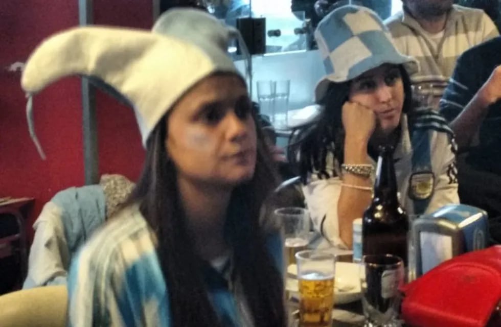 Los bares cordobeses colmados para ver el partido entre Argentina-Croacia.