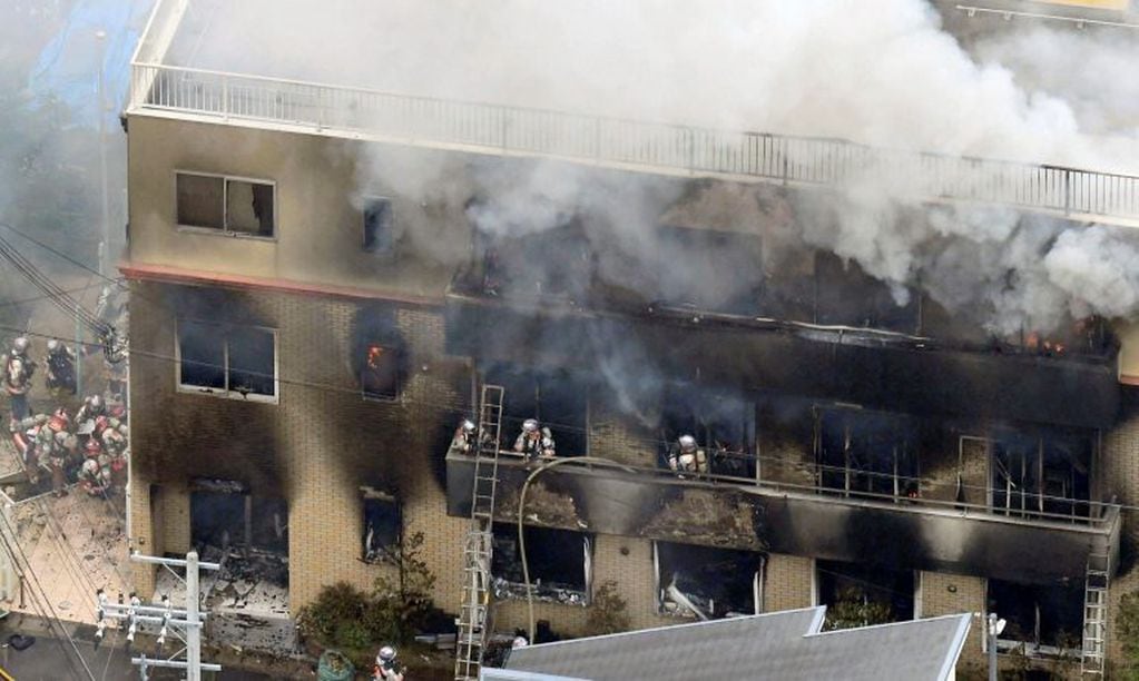 Unas 70 personas estaban en el edificio de tres pisos al momento del incendio (AP)