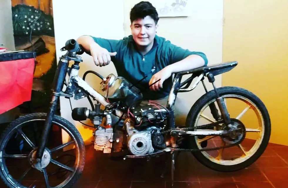 Santiago Herrera tiene 18 años, es de Salta e inventó una moto que funciona con agua salada.