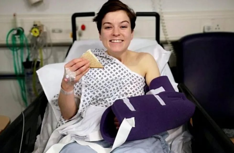 Becky Page se salpicó el brazo con limpiahorno y terminó necesitando una cirugía para salvar la extremidad.