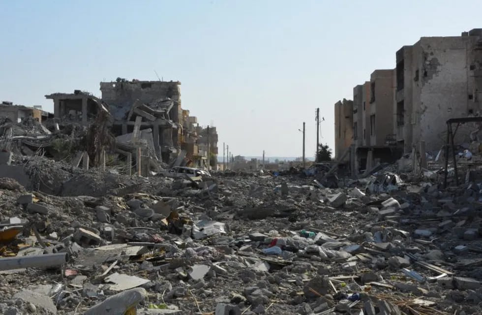 RAQ01. AL RAQA (SIRIA), 22/10/2017.- Ruinas de varios edificios en medio de la ciudad destruida de Al Raqa, 22 de octubre (publicado hoy, 23 de octubre de 2017) Fuentes mediáticas han asegurado que el gobierno ruso acusó a la coalición de bombardear excesivamente la ciudad en la guerra contra el Estado Islámico. Las Fuerzas Democráticas Sirias, respaldadas por los Estados Unidos, anunciaron el 18 de octubre que la mayoría de nordeste de Al Raqa había sido recuperado, poniendo fin así a una contienda que comenzó el pasado 6 de de junio. Hasta ahora Al Raqa había sido capital del autoproclamado califato del EI en 2014. EFE/ Youssef Rabih Youssef