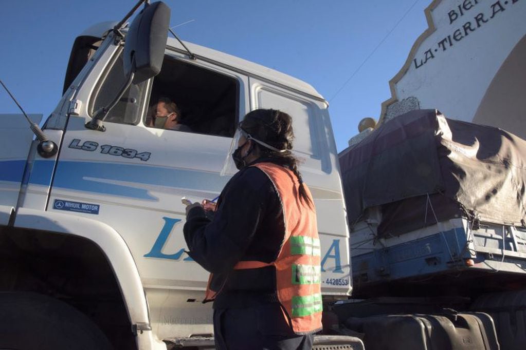 Controles sanitarios a camioneros. Foto: Gobierno de Mendoza.