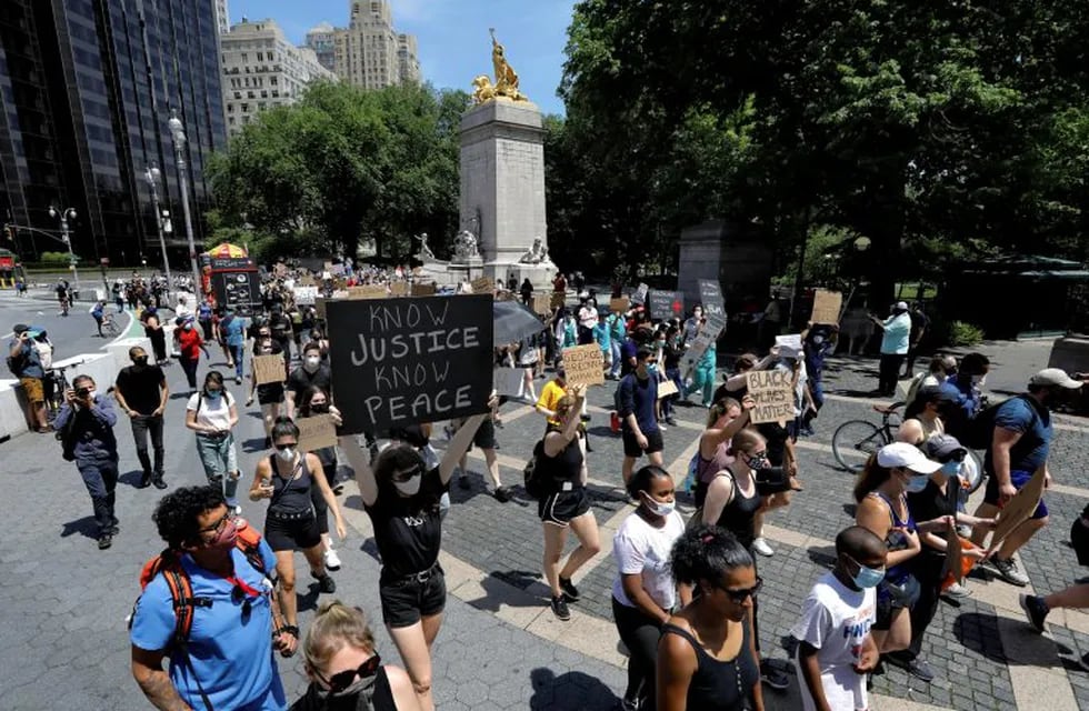 New York (United States), 07/06/2020.- People march in protest at Columbus Circle, 12 days on after George Floyd's death in police custody, in New York, USA, 06 June 2020. A bystander's video posted online on 25 May, appeared to show George Floyd pleading with arresting officers that he couldn't breathe as an officer knelt on his neck. The unarmed black man later died in police custody. (Protestas, Estados Unidos, Nueva York) EFE/EPA/Peter Foley