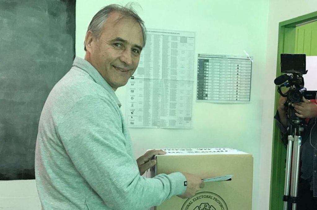 Hector Baldassi durante la votación (Foto: La Nueva Mañana)
