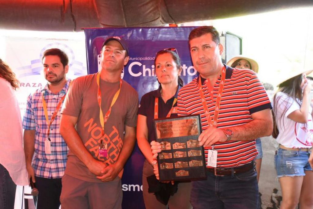 Fotos de archivo: Momento en que la organización de la competencia entrega al gobernador el reconocimiento de La Rioja como Legends en experiencia Dakar.