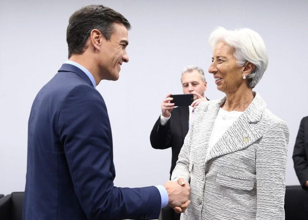El presidente español Pedro Sánchez durante la reunión que mantuvo ayer con la directora gerente del Fondo Monetario Internacional (FMI), Christine Lagarde (EFE/Pool Moncloa/Fernando Calvo)