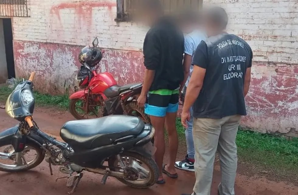 Detienen a dos jóvenes en Eldorado por el robo de motocicletas.