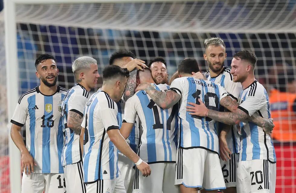 Todos los festejos son para Lionel Messi, el goleador de la selección argentina en el amistoso con Curazao. (AP)