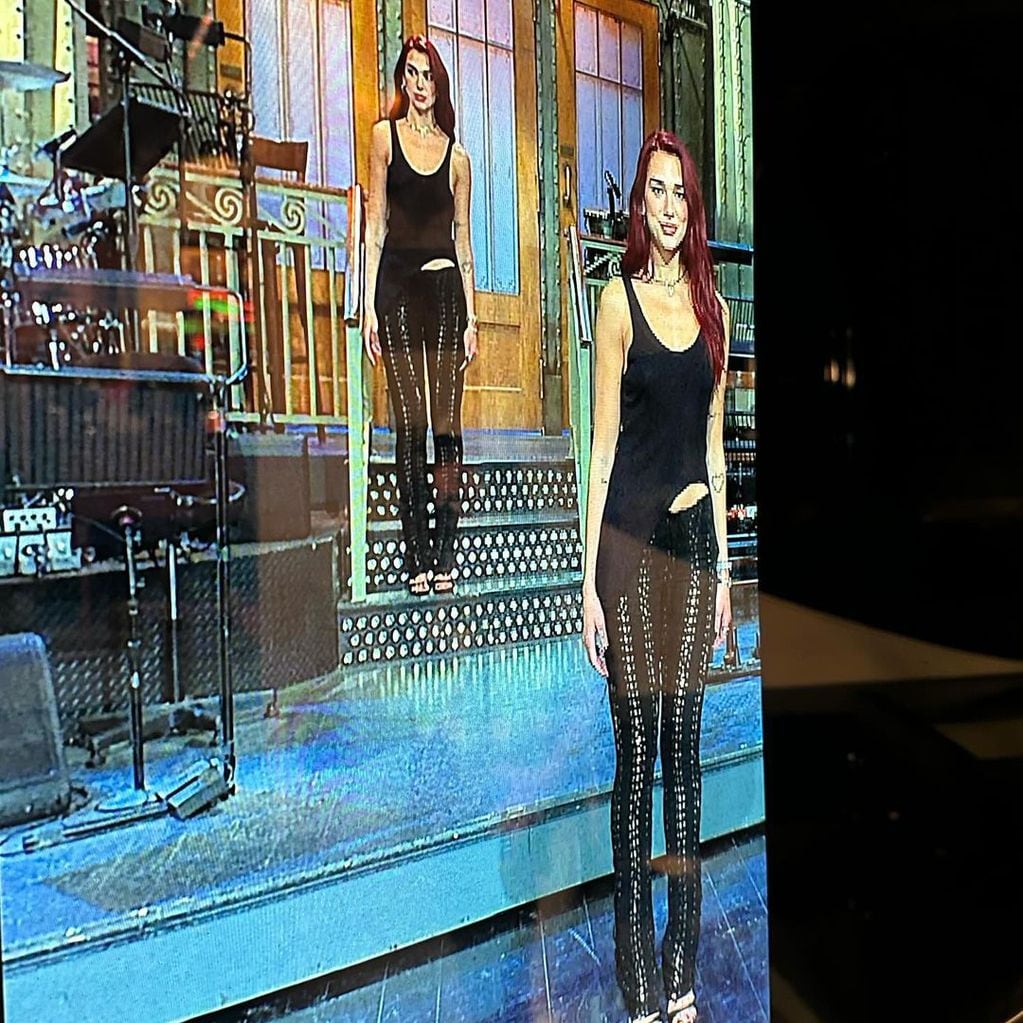 El look total black y con transparencias de Dua Lipa para ser la host de Saturday Night Live