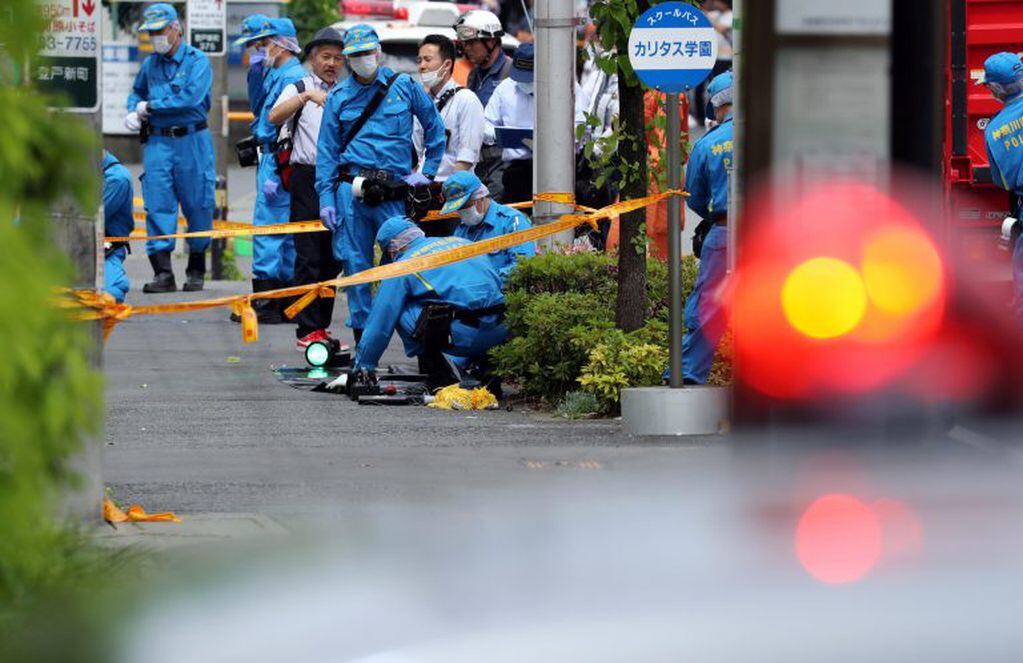 Policías trabajando en el lugar del ataque (Foto: Kimimasa Mayama/EFE)